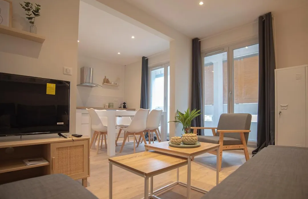 Envie Lyonnaise Location - 14 personnes - Terrasse - WIFI fibre optic-1