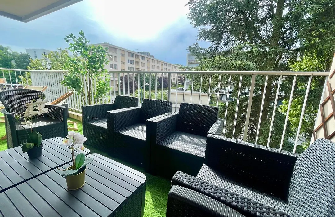 BnGo I Le Spacieux I 3 chambres, 2 salles de bain, 1 toilette, parking privé gratuit, 8 personnes, Vieux Lyon hypercentre-1