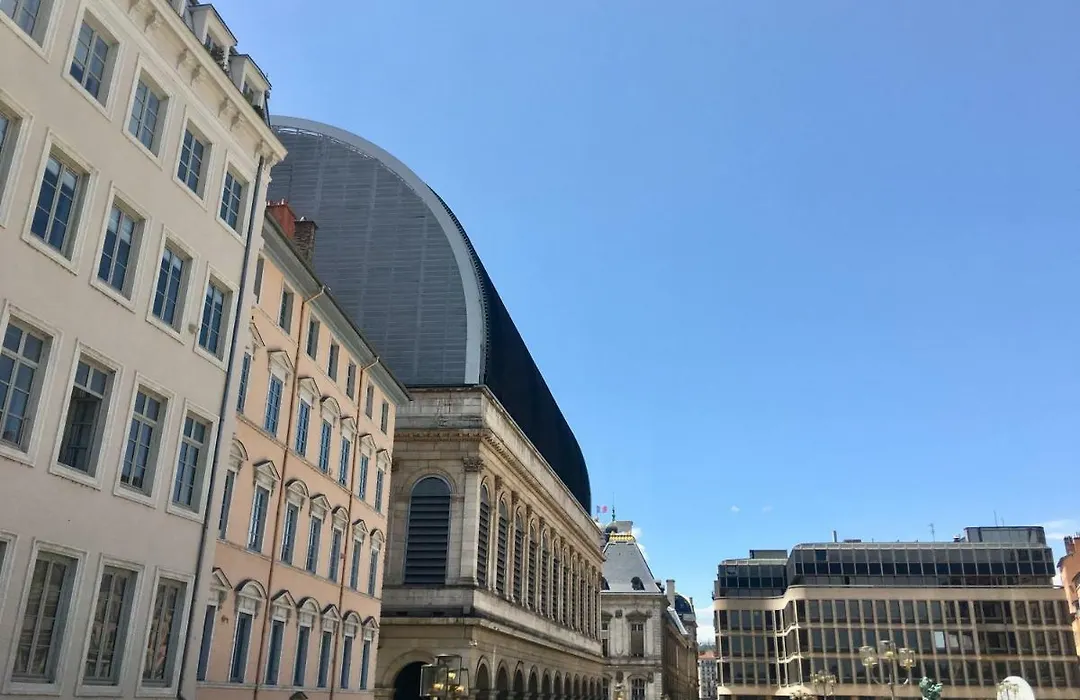 Le Calme De L'Opera.-1
