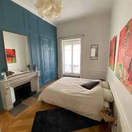 Beautiful 3Br Apt In Lyon Center-2