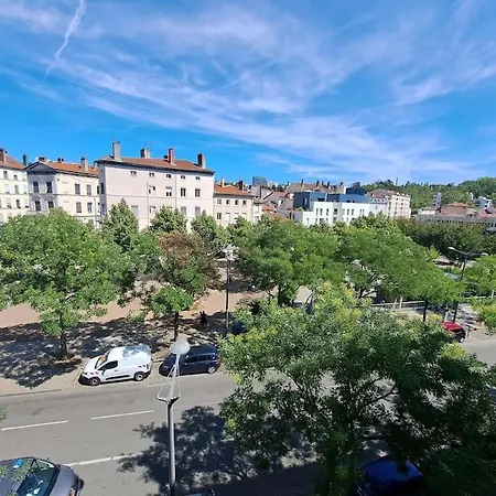 Le Valmy, T2 équipé au pied du métro-3