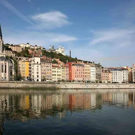 Le Rhône à vos pieds, Bellecour à quelques pas-2