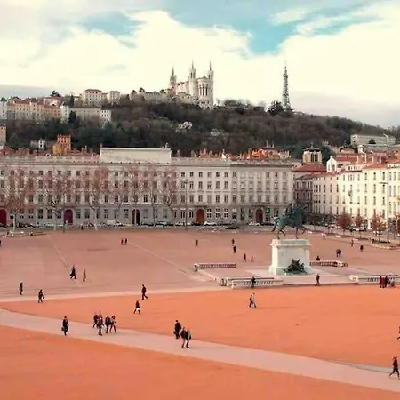 Le Rhône à vos pieds, Bellecour à quelques pas-3