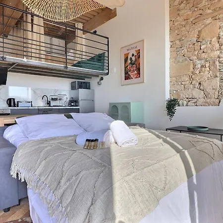 Charming Apartment With An Unobstructed View-3