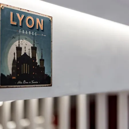 All in Lyon | Studio central – place des Célestins-3