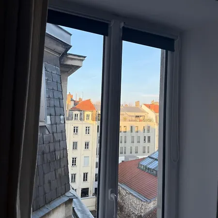 Studio totalement rénové en plein centre-ville devant la Préfecture de Lyon-2