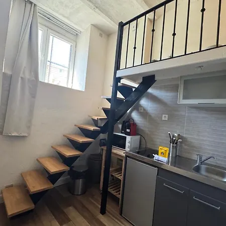 Charming Studio for 2 Guests Quai de Saône-3
