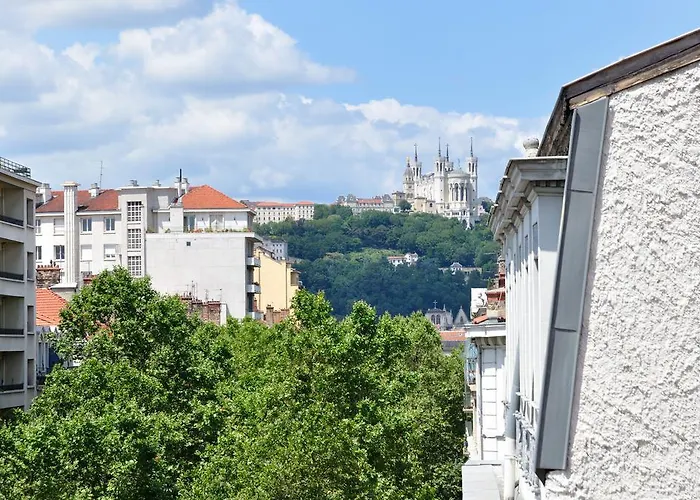 Saxe And The City , Downtown Lyon