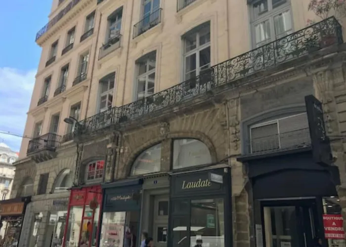 Calm Lyon Studio 4 people Jacobins-Bellecour