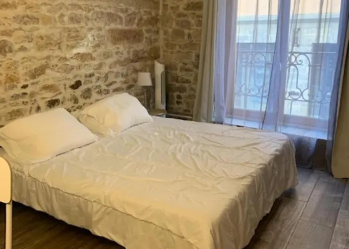 Studio with exposed stone Vieux Lyon